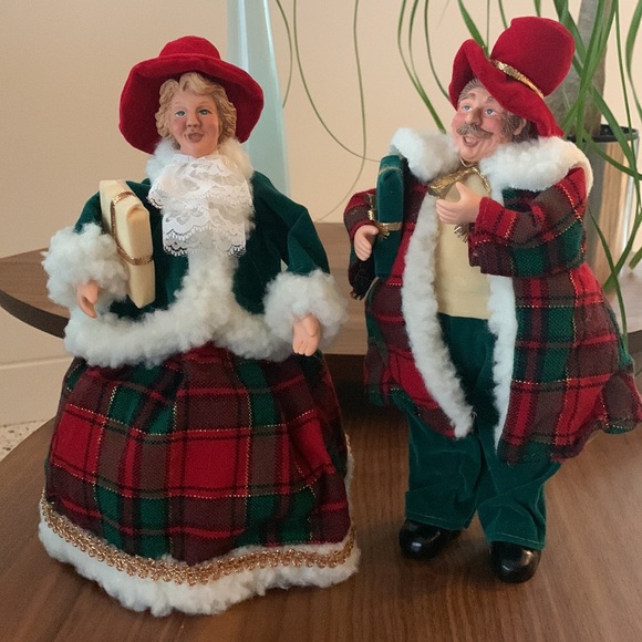 Vintage Holiday Carolers Figurines - Picture 11 of 12